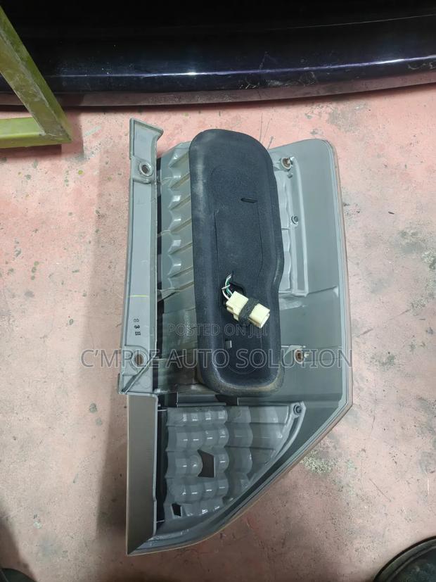 Toyota Noah 2008 Model Taillight - thumbnail 2