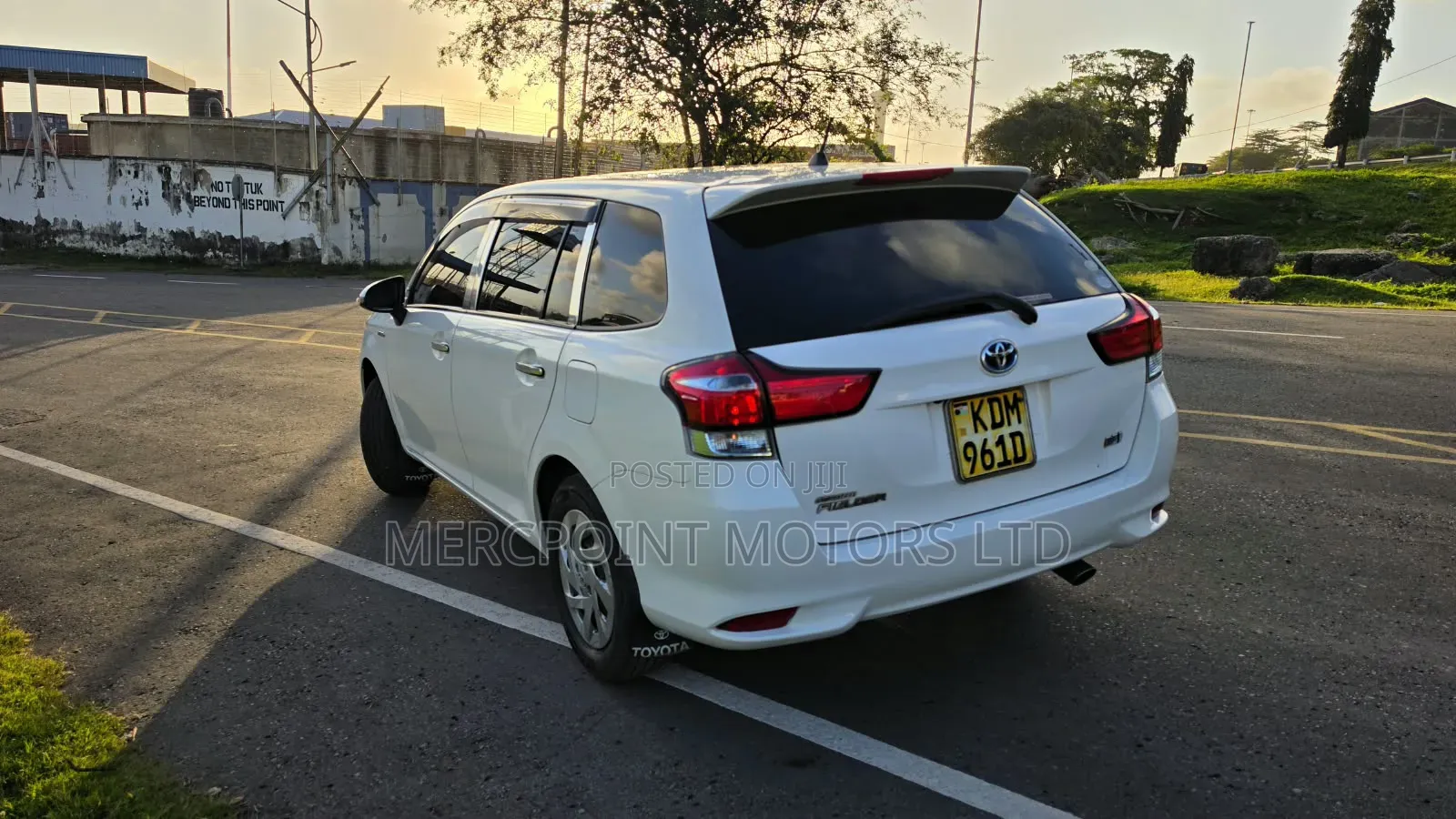 Toyota Corolla Fielder 1.5 Hybrid FWD 2016 White