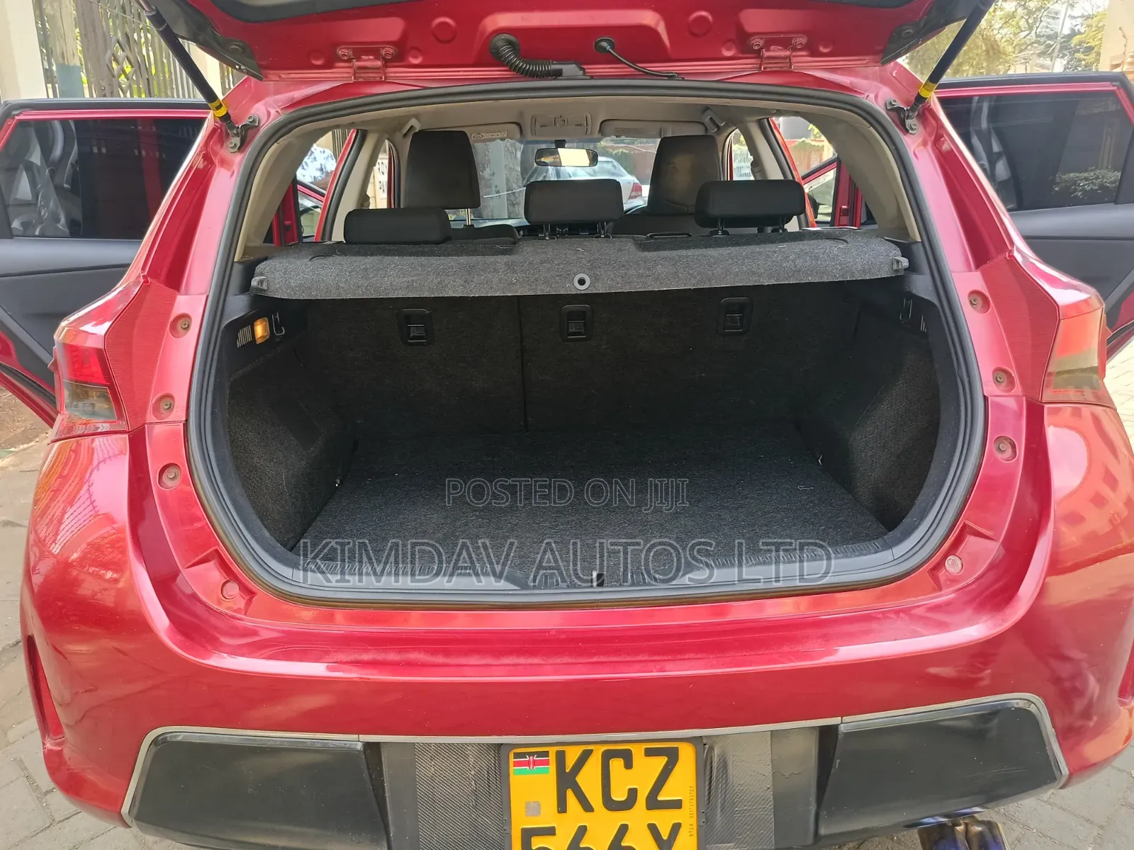 Toyota Auris 2013 Red