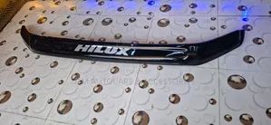 Bonnet Mate Toyota Hilux 2005-2011