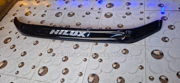 Bonnet Mate Toyota Hilux 2005-2011