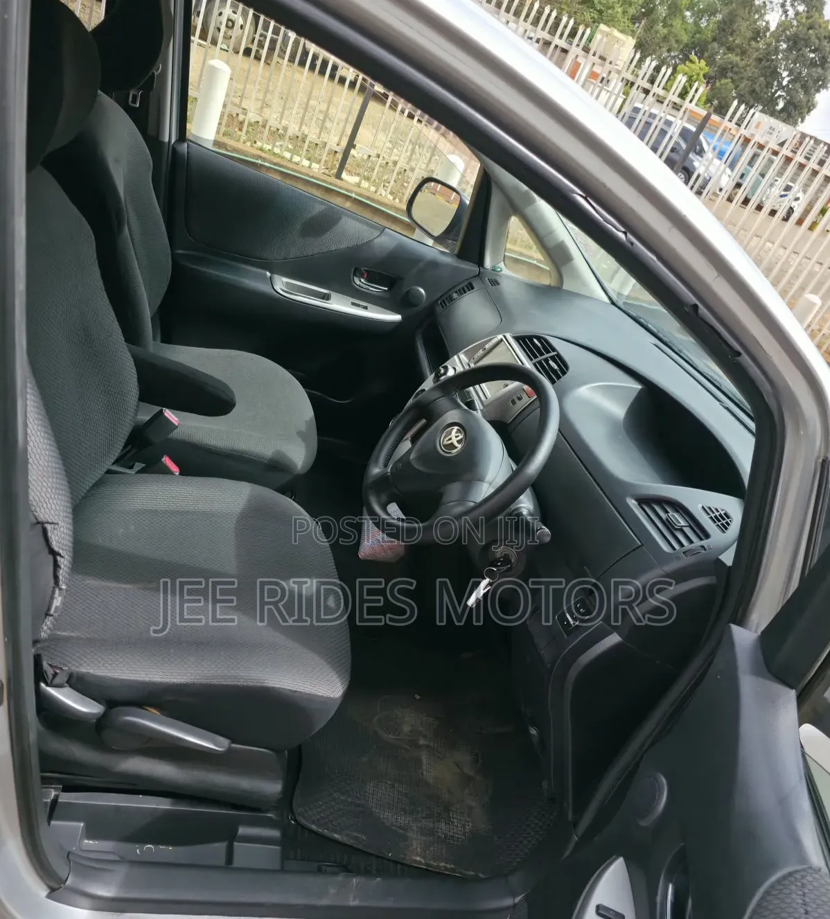 Toyota Ractis 2010 Silver