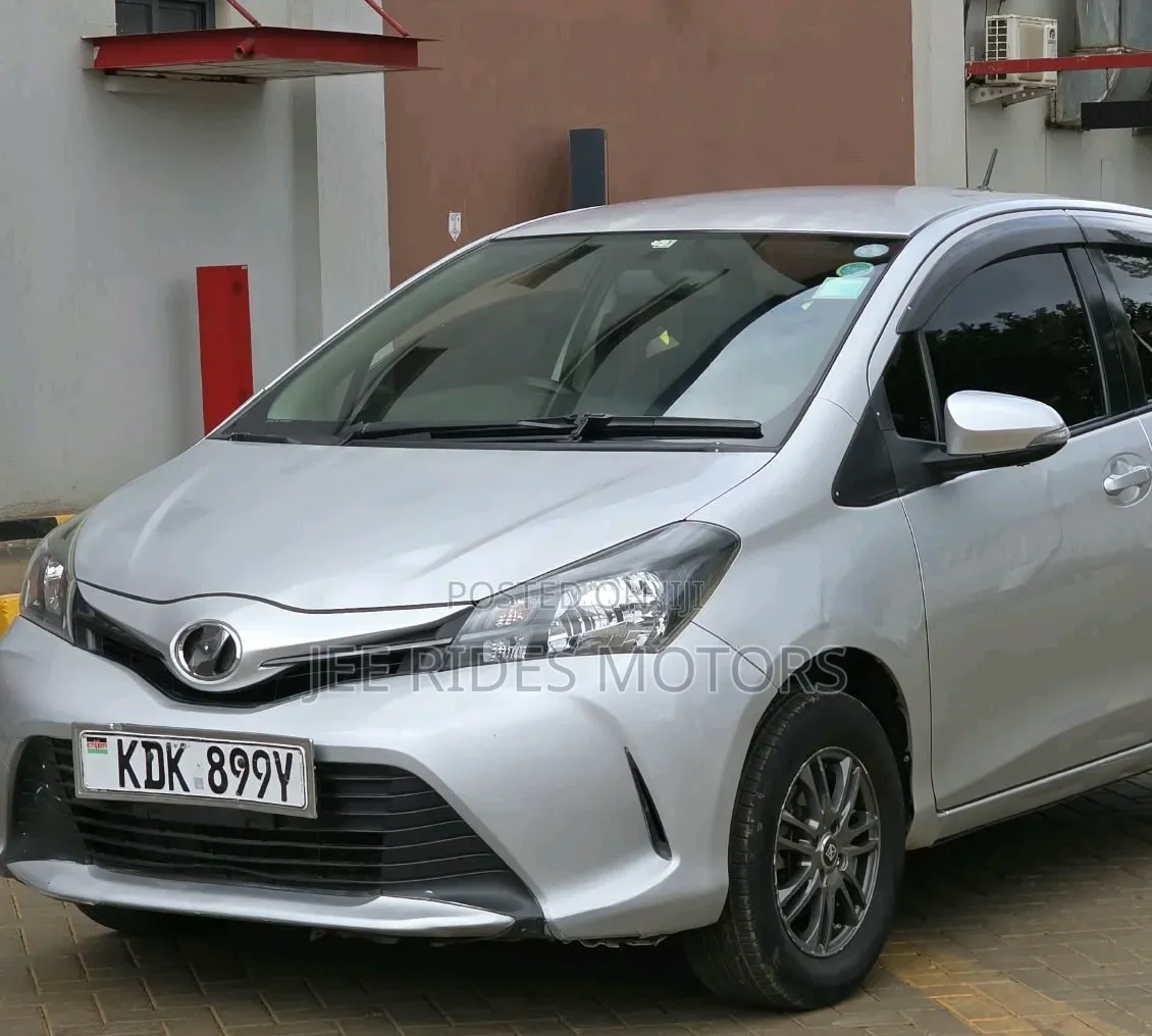 Toyota Vitz 2015 Silver