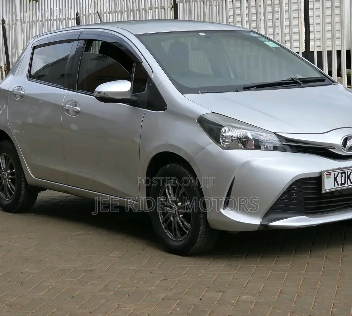 Toyota Vitz 2015 Silver