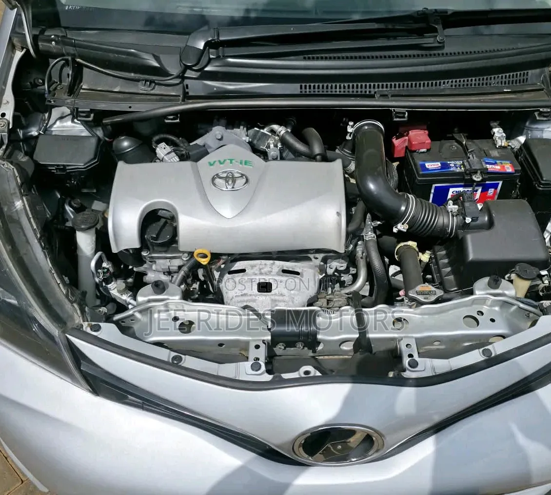 Toyota Vitz 2015 Silver