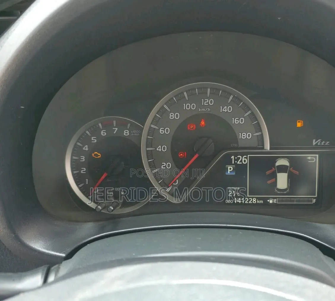 Toyota Vitz 2015 Silver