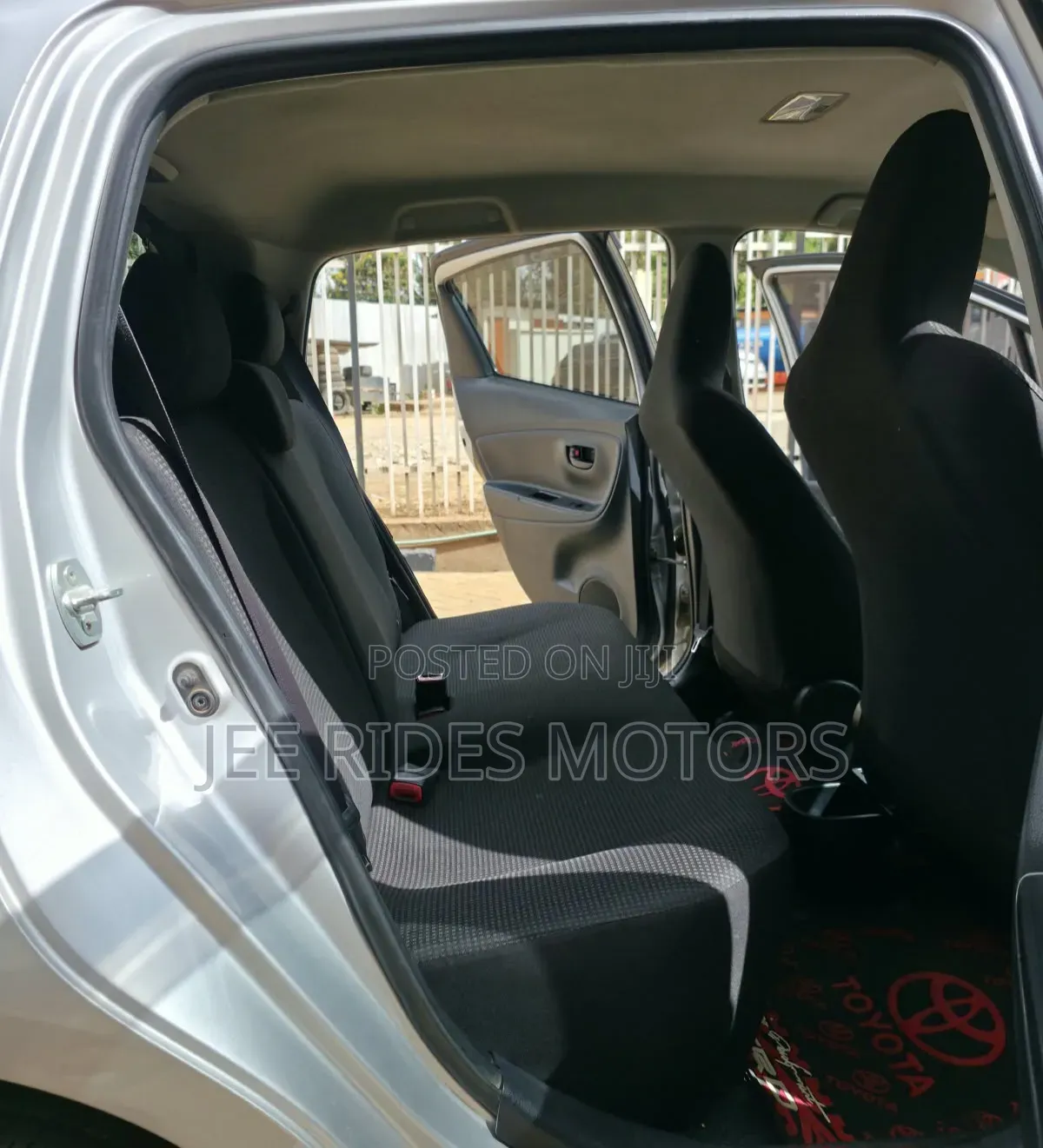 Toyota Vitz 2015 Silver