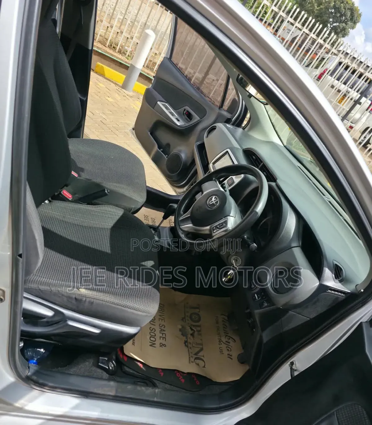 Toyota Vitz 2015 Silver