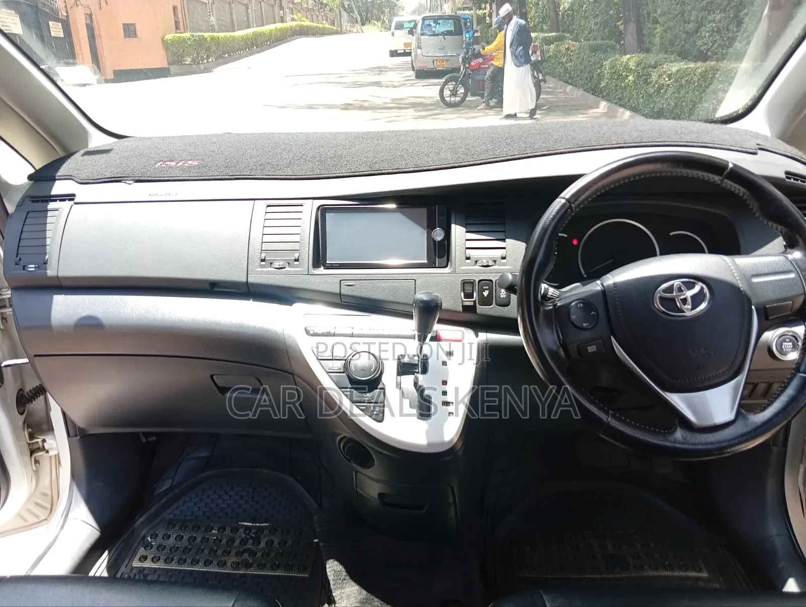 Toyota ISIS 1.8 L 2WD 2014 White
