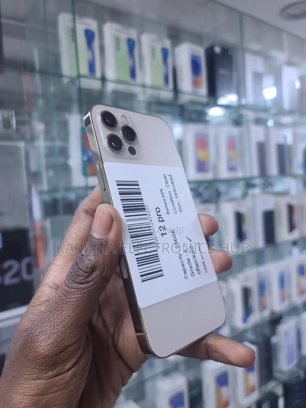 Apple iPhone 12 Pro 256 GB Gold - main view