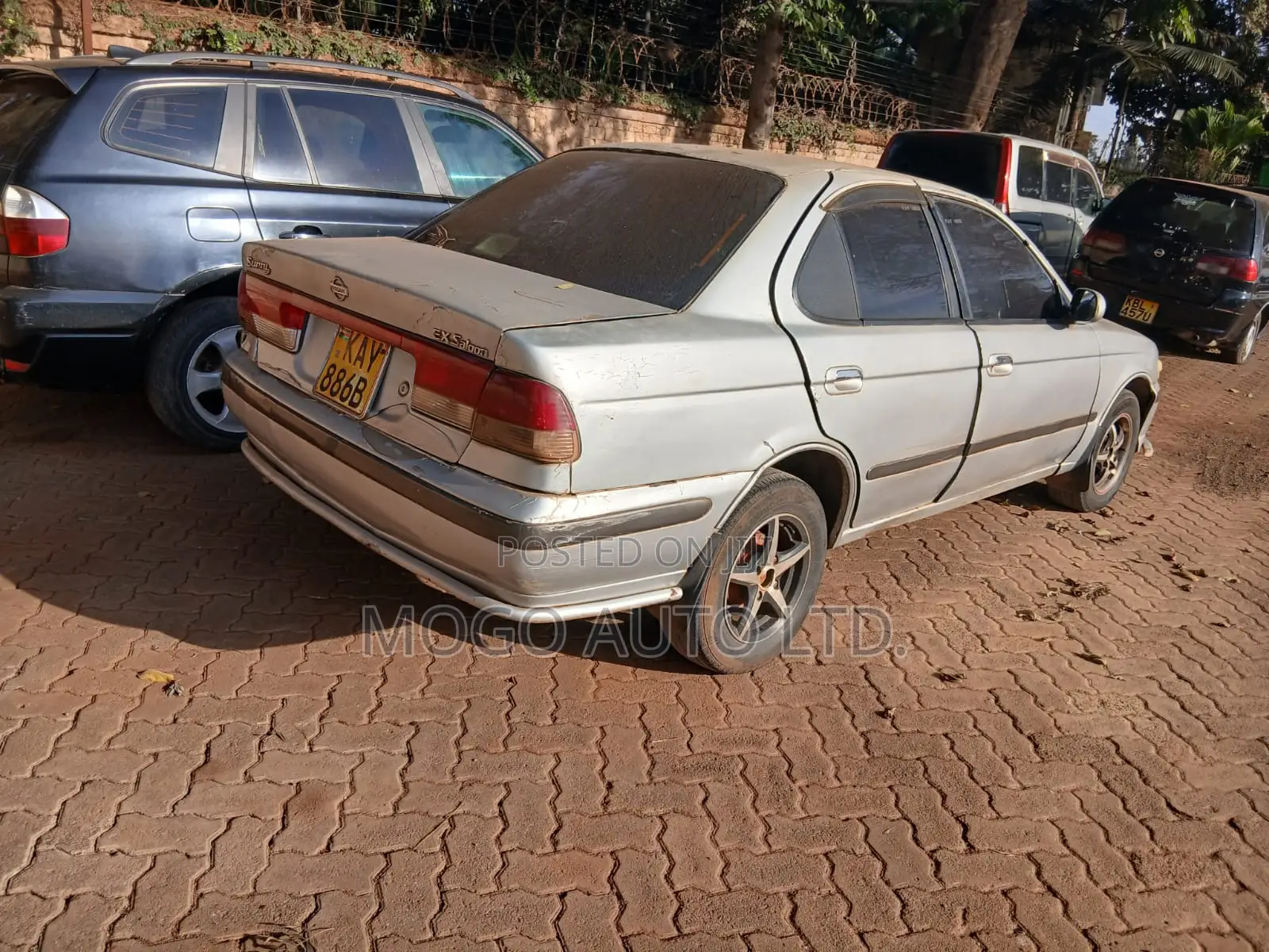 Nissan Sunny 2000 Silver