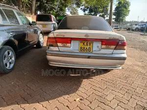 Nissan Sunny 2000 Silver