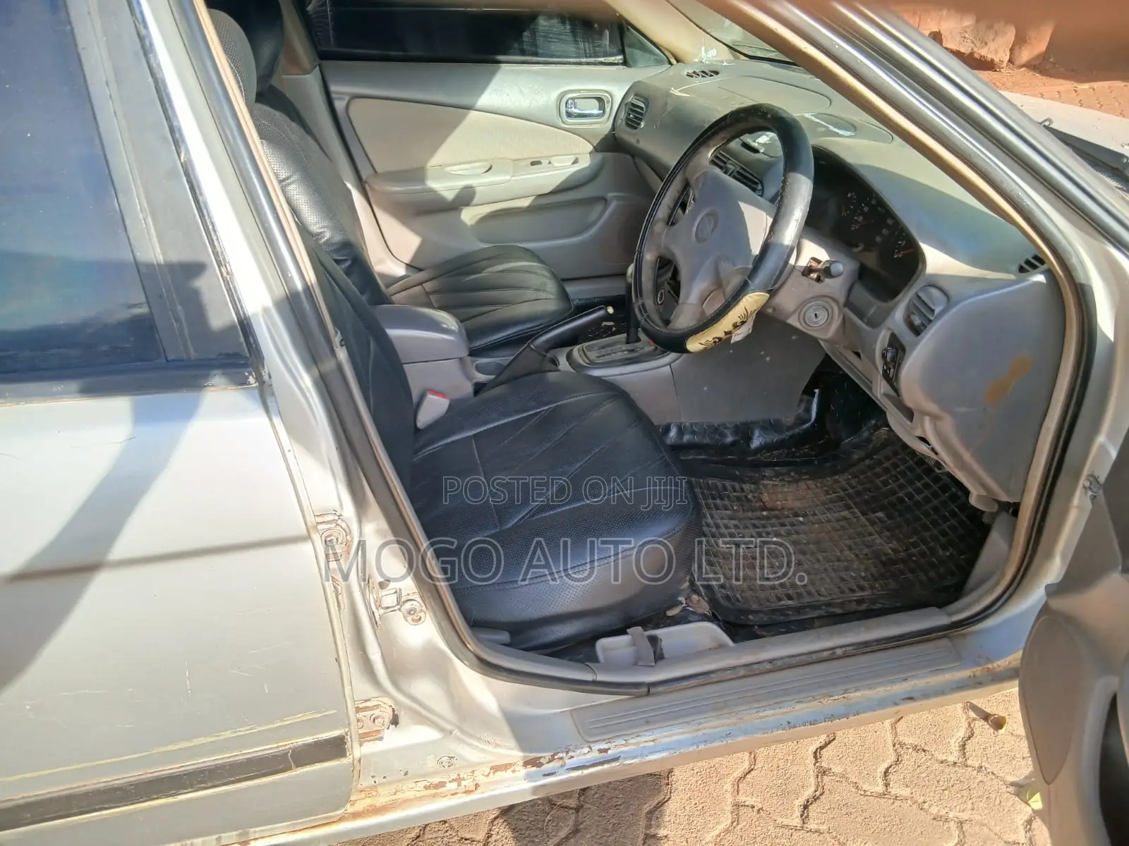 Nissan Sunny 2000 Silver