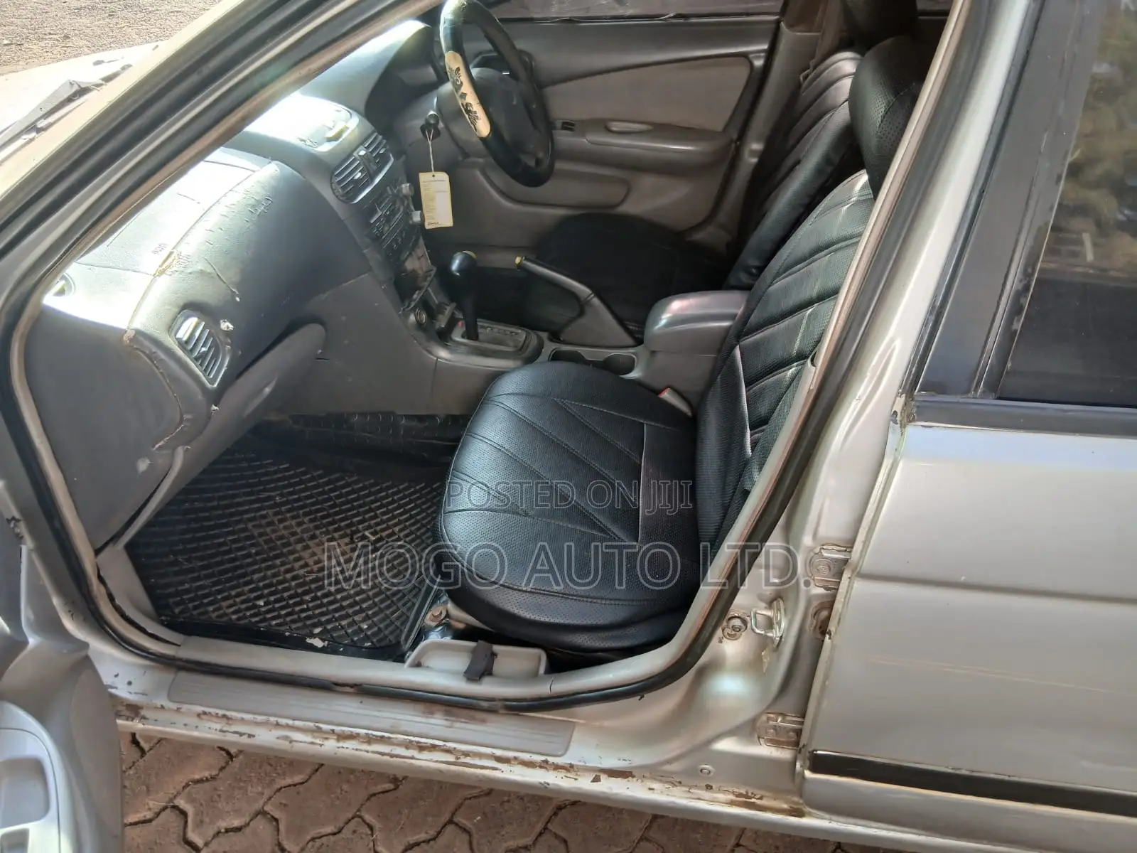 Nissan Sunny 2000 Silver