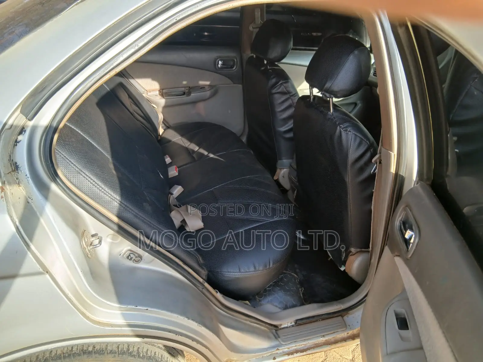 Nissan Sunny 2000 Silver