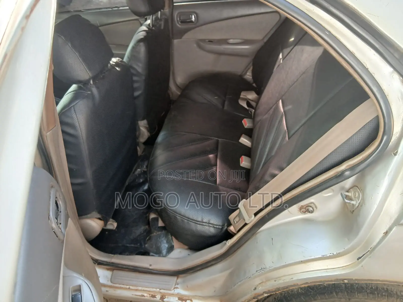Nissan Sunny 2000 Silver