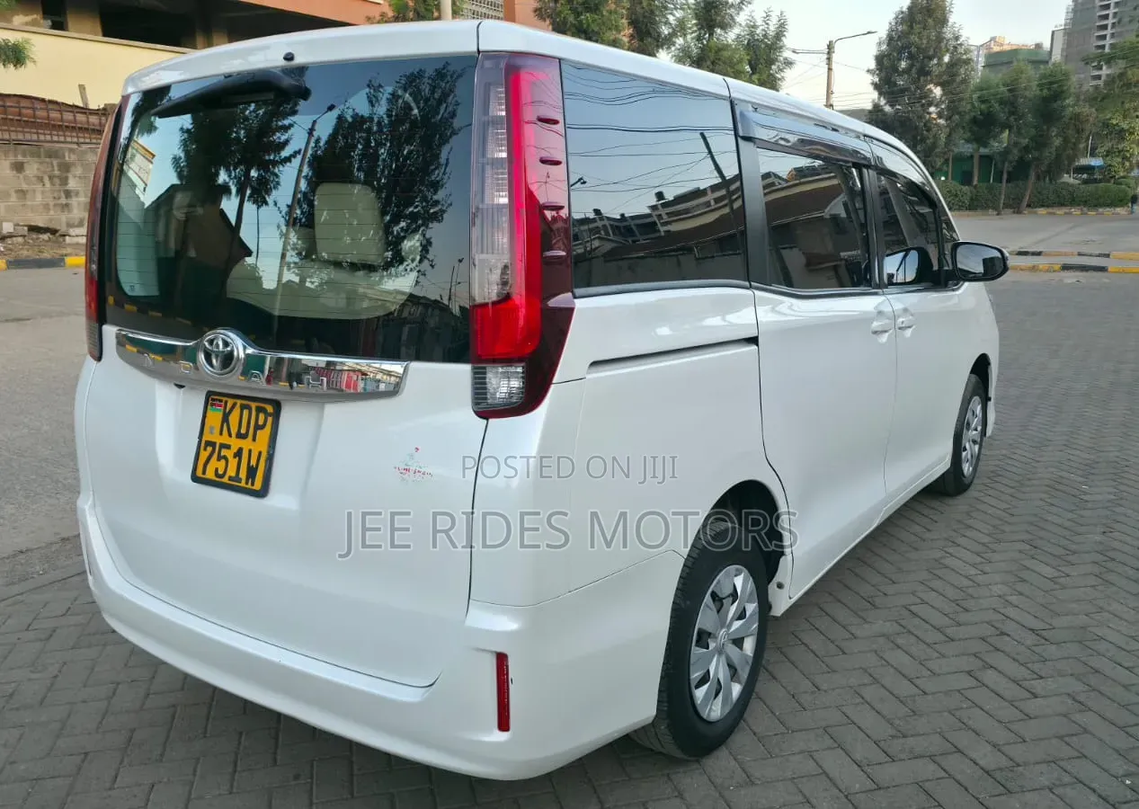 Toyota Noah 2017 Ivory
