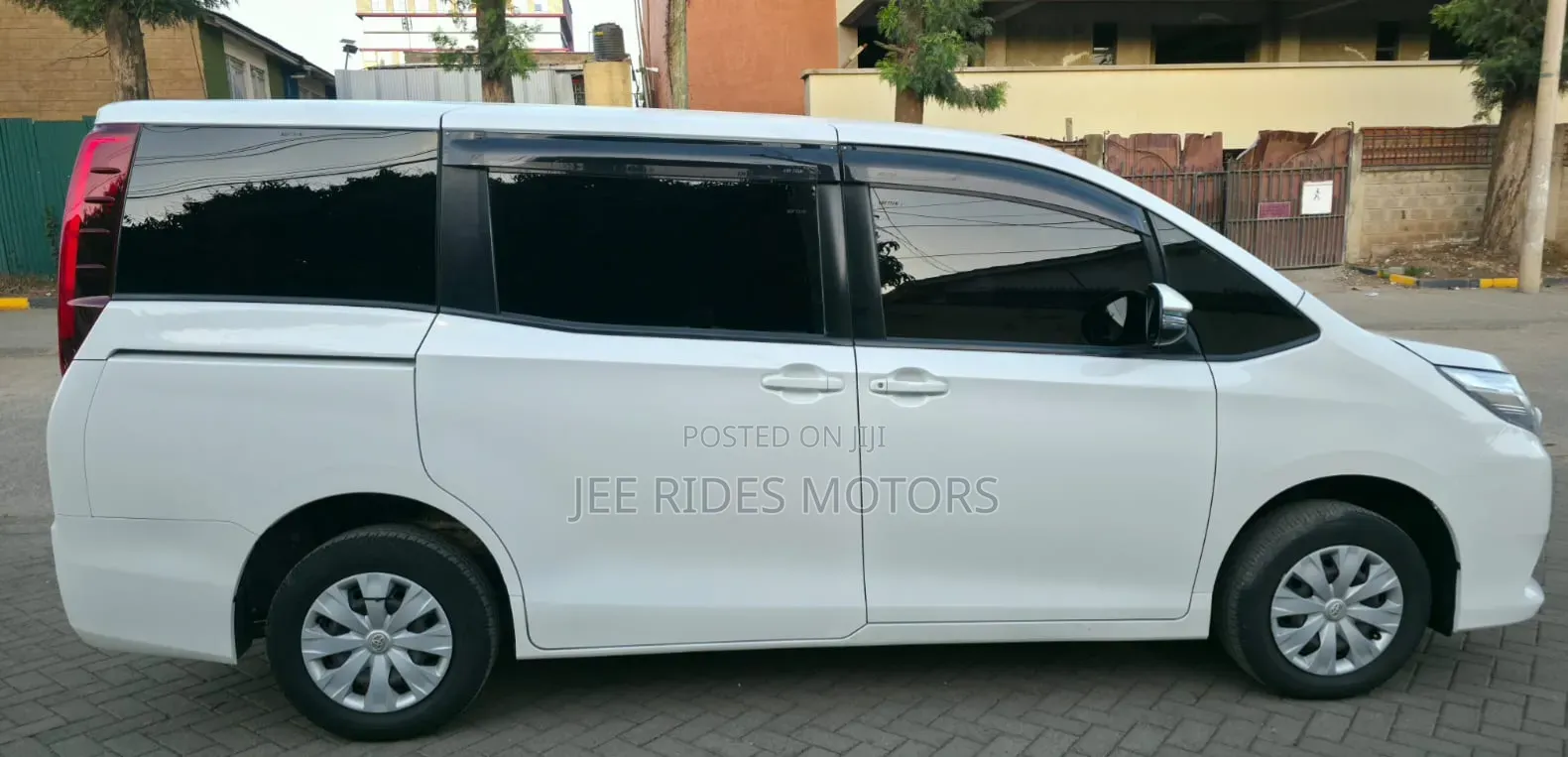 Toyota Noah 2017 Ivory