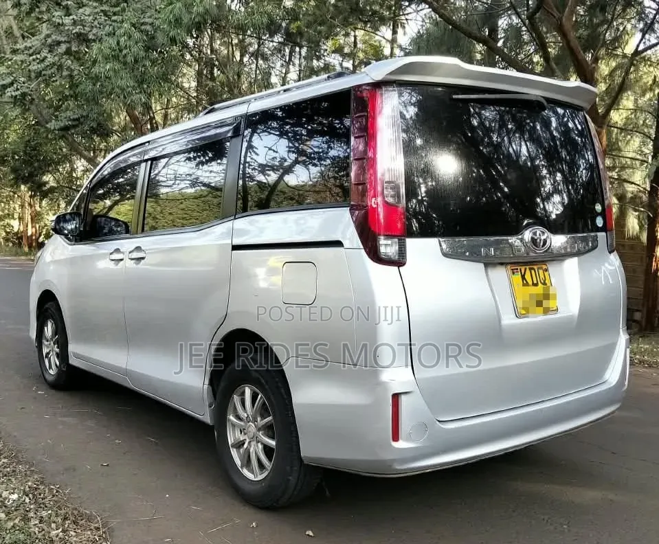 Toyota Noah 2016 Silver