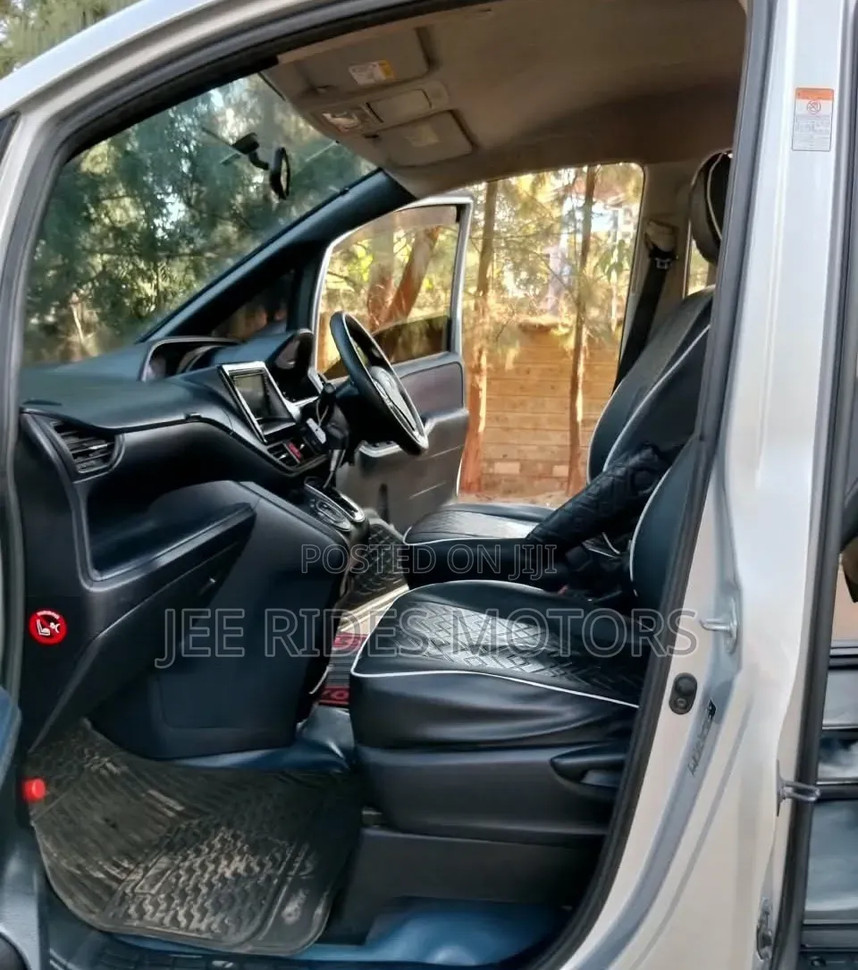 Toyota Noah 2016 Silver