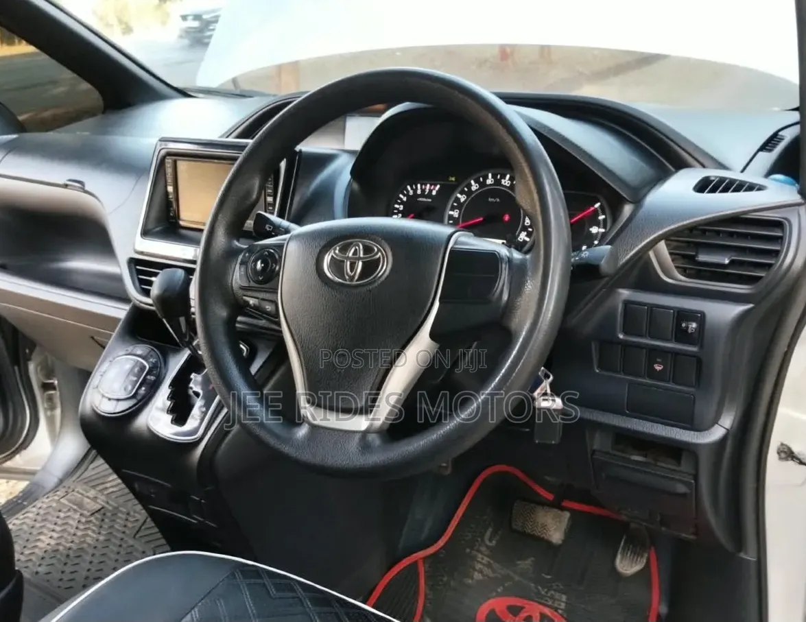 Toyota Noah 2016 Silver