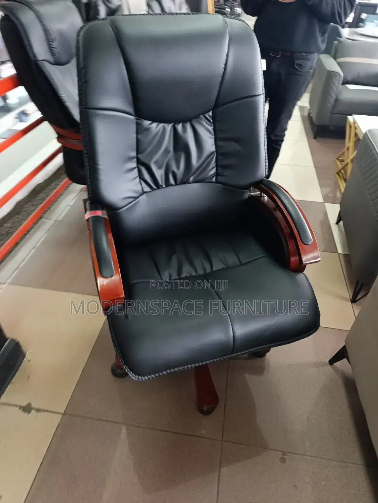 OFFICE CHAIR: Executive Office Chair