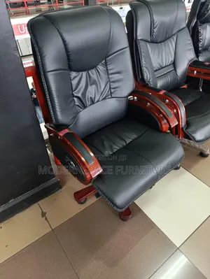 OFFICE CHAIR: Executive Office Chair