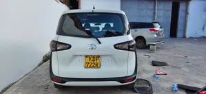 Toyota Sienta 2017 White