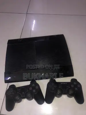 PS3 Super Slim + 2 Pads + GTA 5 & Blur