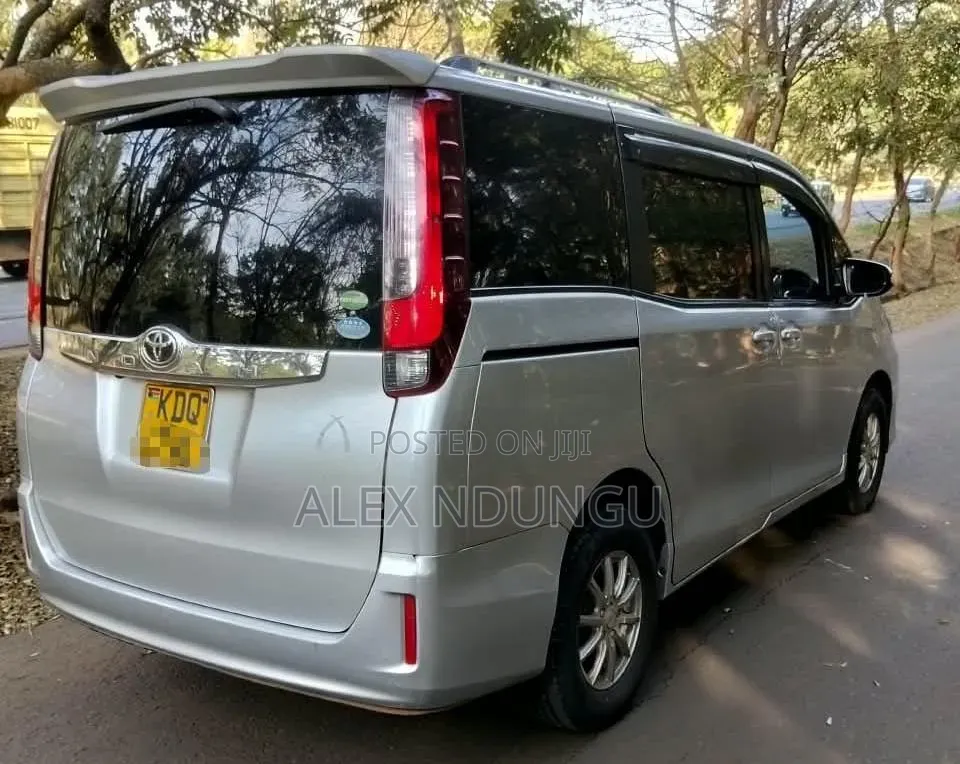 Toyota Noah 2016 Silver