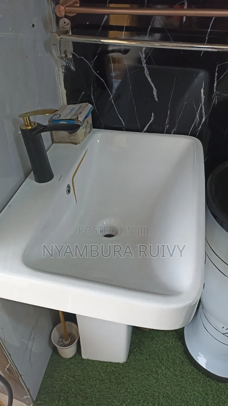 Pedestal Basin With Gold