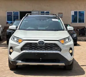 Toyota RAV4 XLE Premium AWD 2019 Pearl