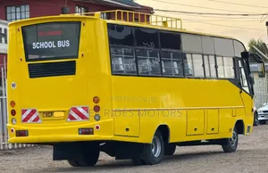 Mitsubishi Fuso Canter 2014 Yellow