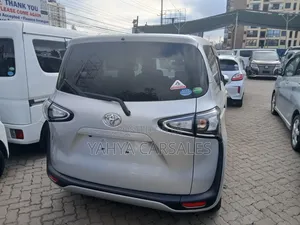 Toyota Sienta 2019 Silver