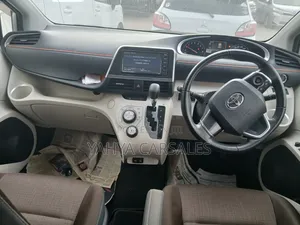 Toyota Sienta 2019 Silver