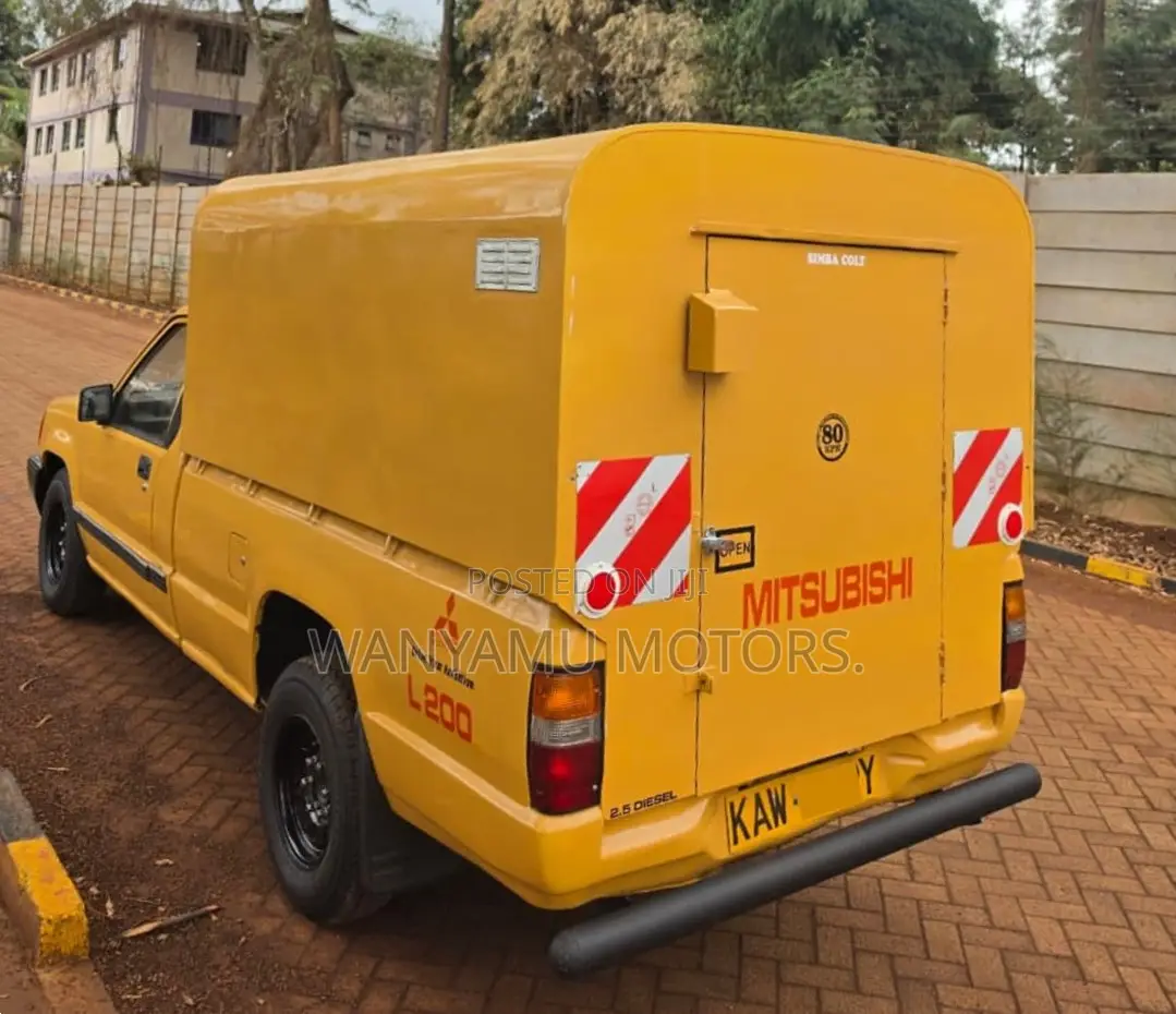 Mitsubishi L200 2006 Yellow