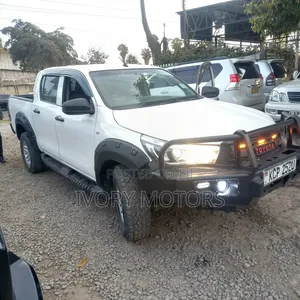 Toyota Hilux Revo Double Cab Deisel 2.4 RWD 2017 White