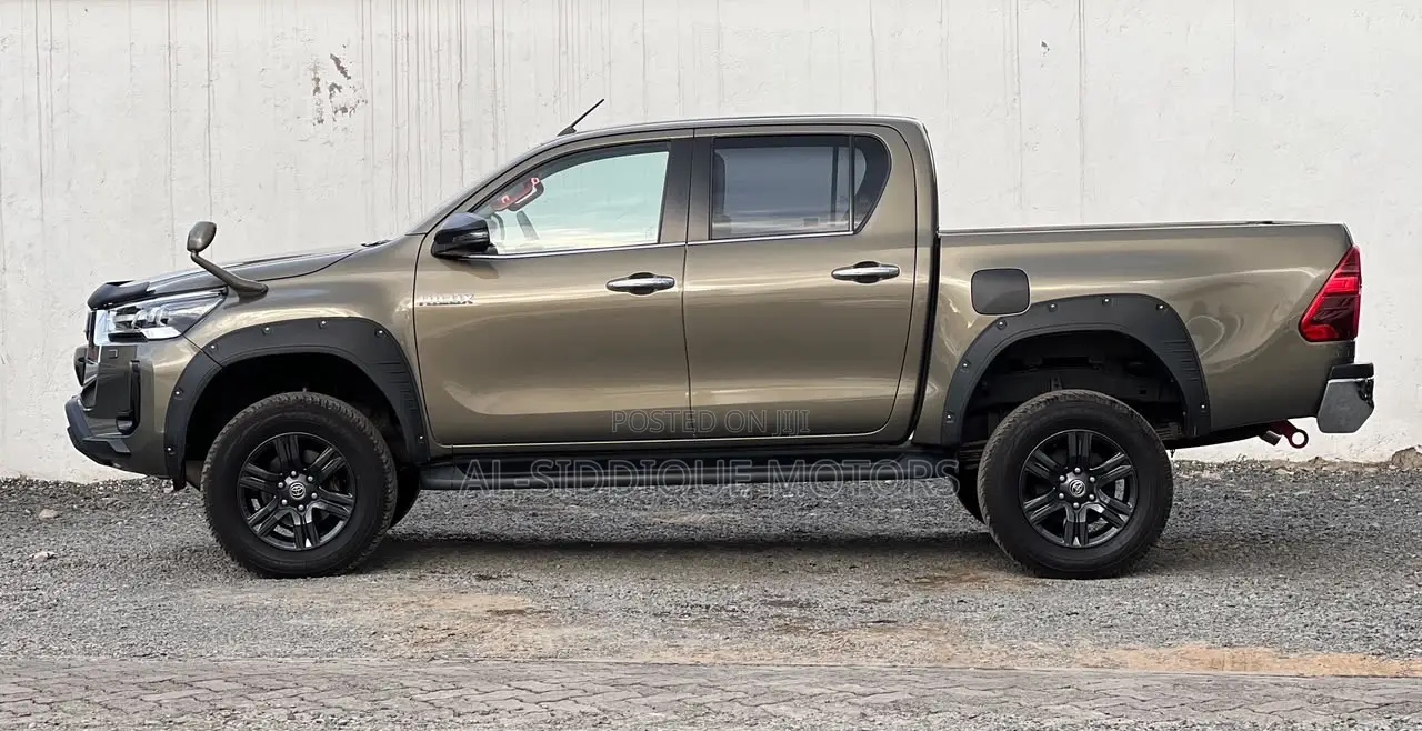 Toyota Hilux 2022 Brown