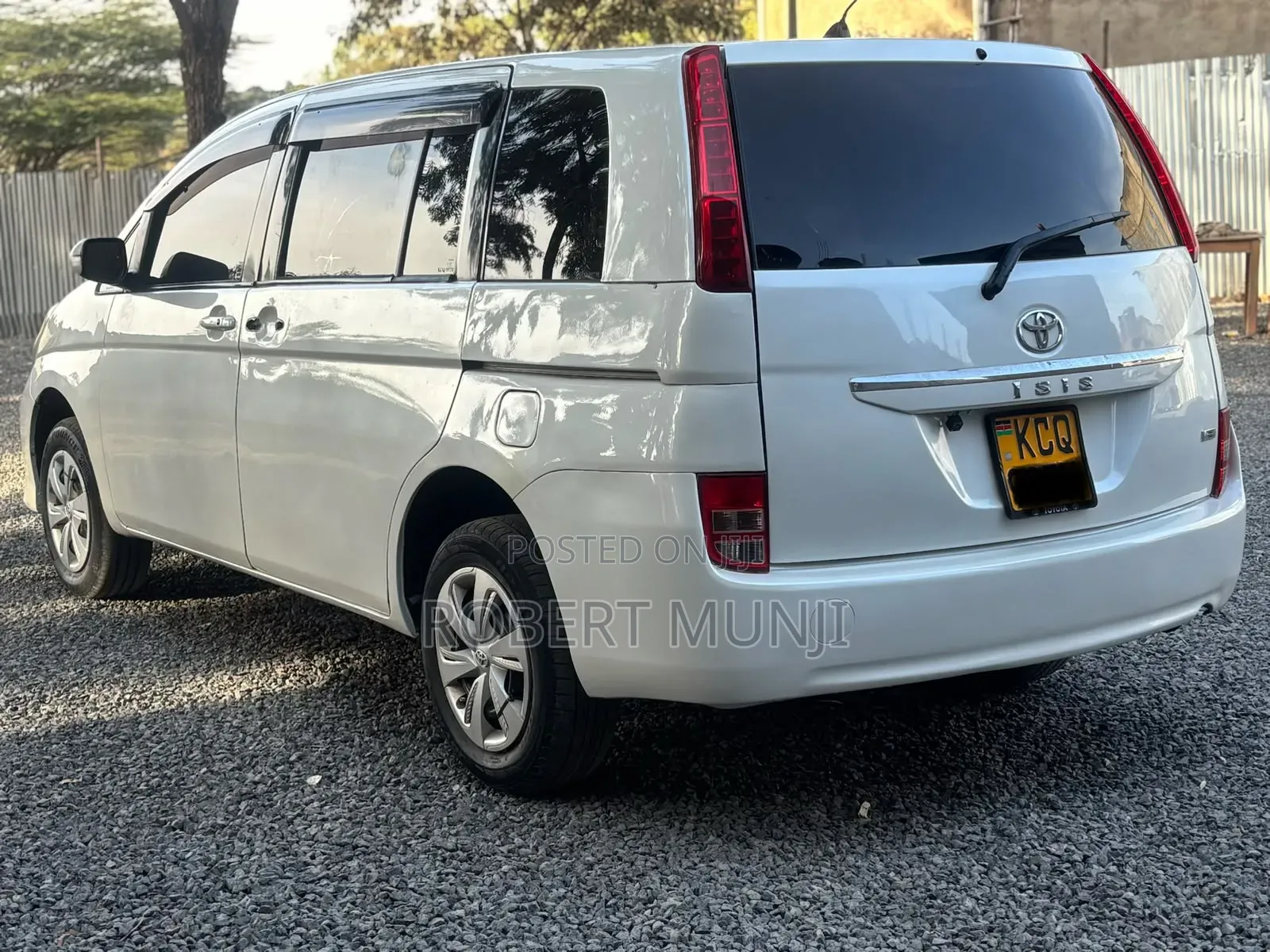 Toyota ISIS 2012 White