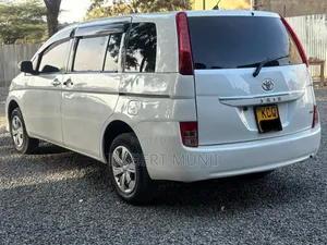 Toyota ISIS 2012 White