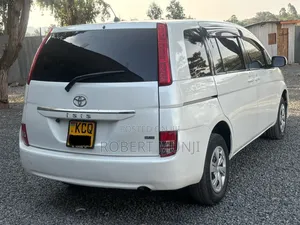 Toyota ISIS 2012 White