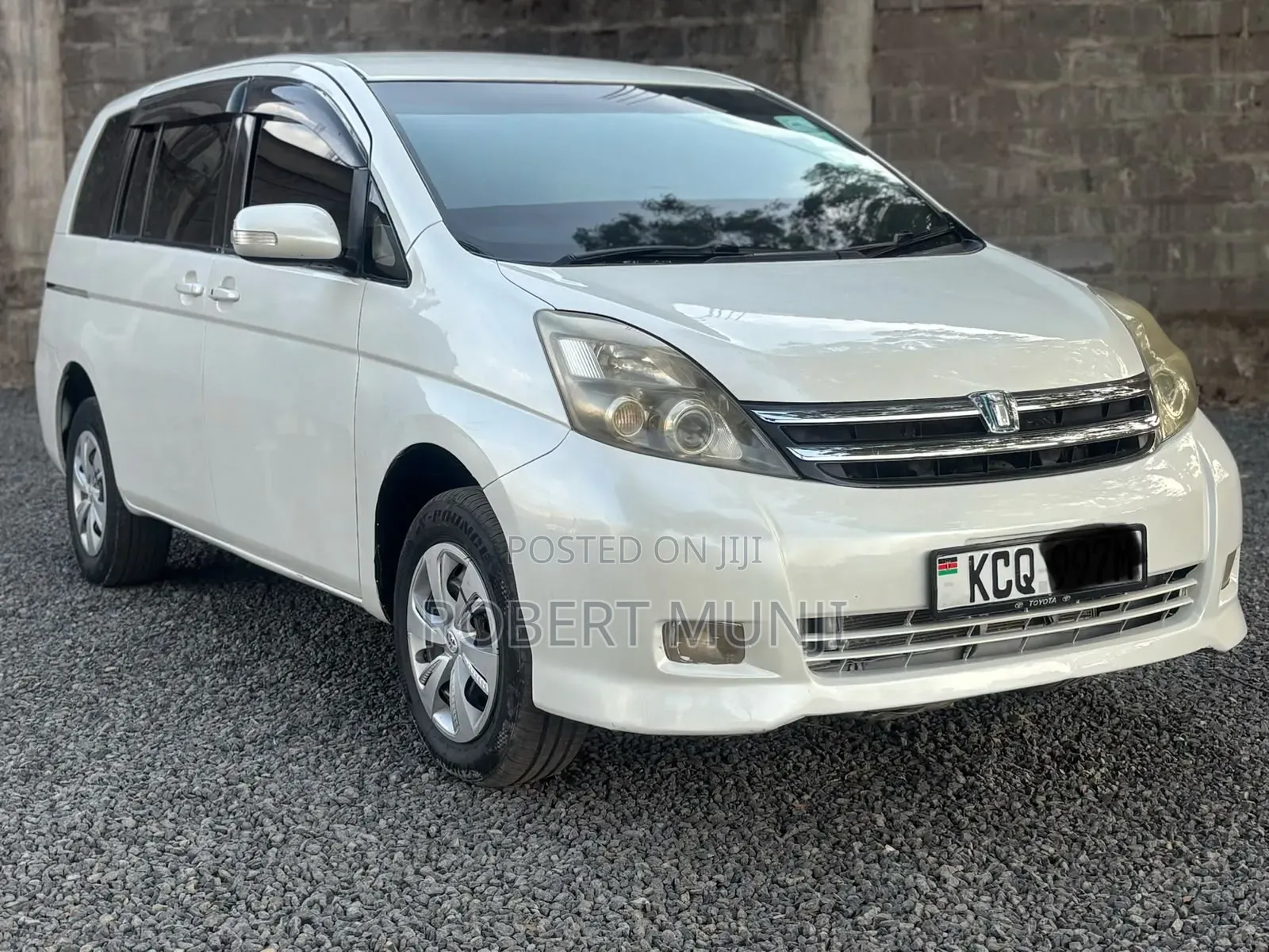 Toyota ISIS 2012 White