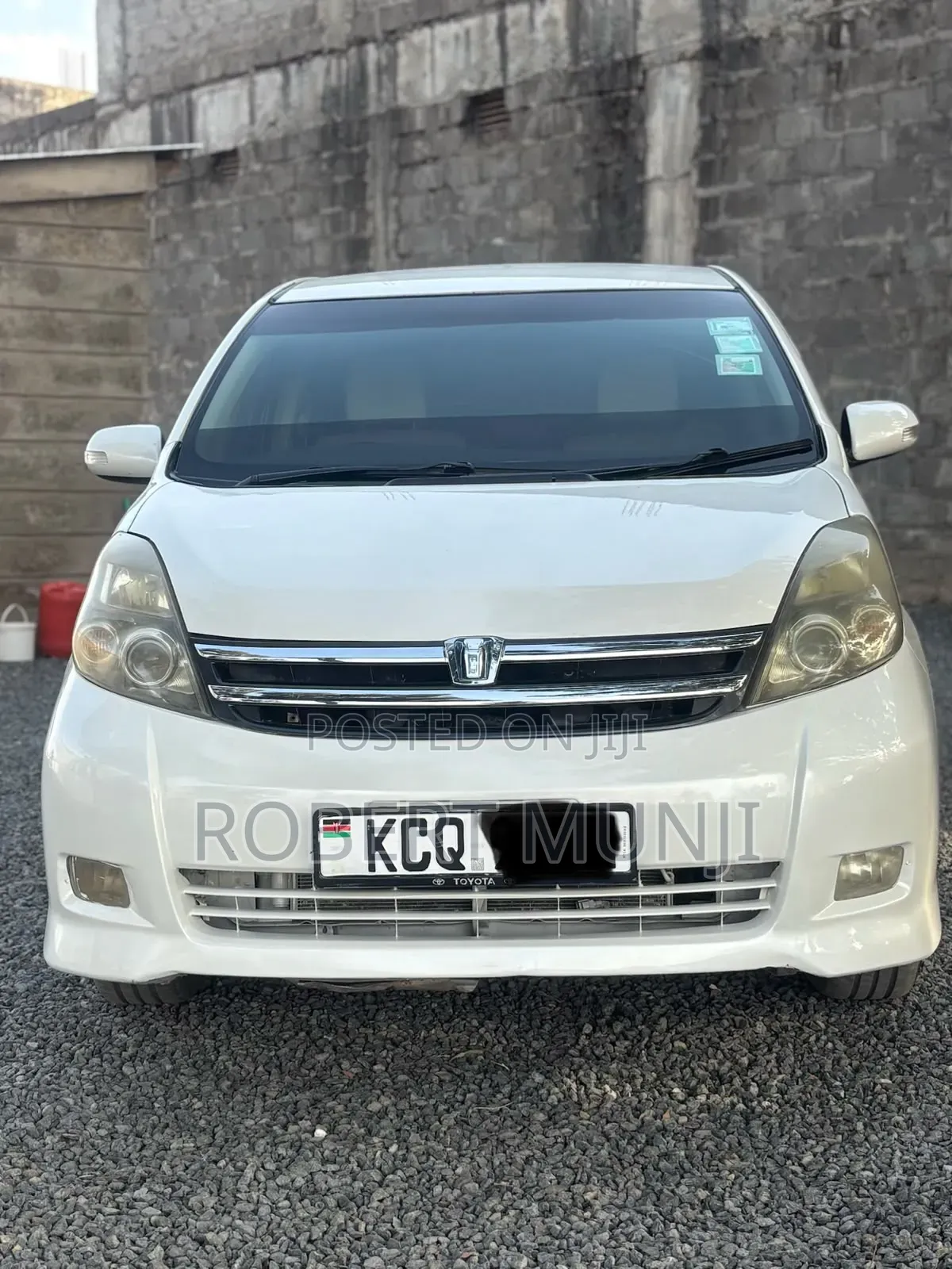 Toyota ISIS 2012 White