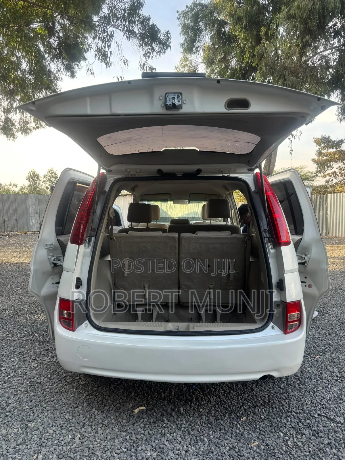 Toyota ISIS 2012 White