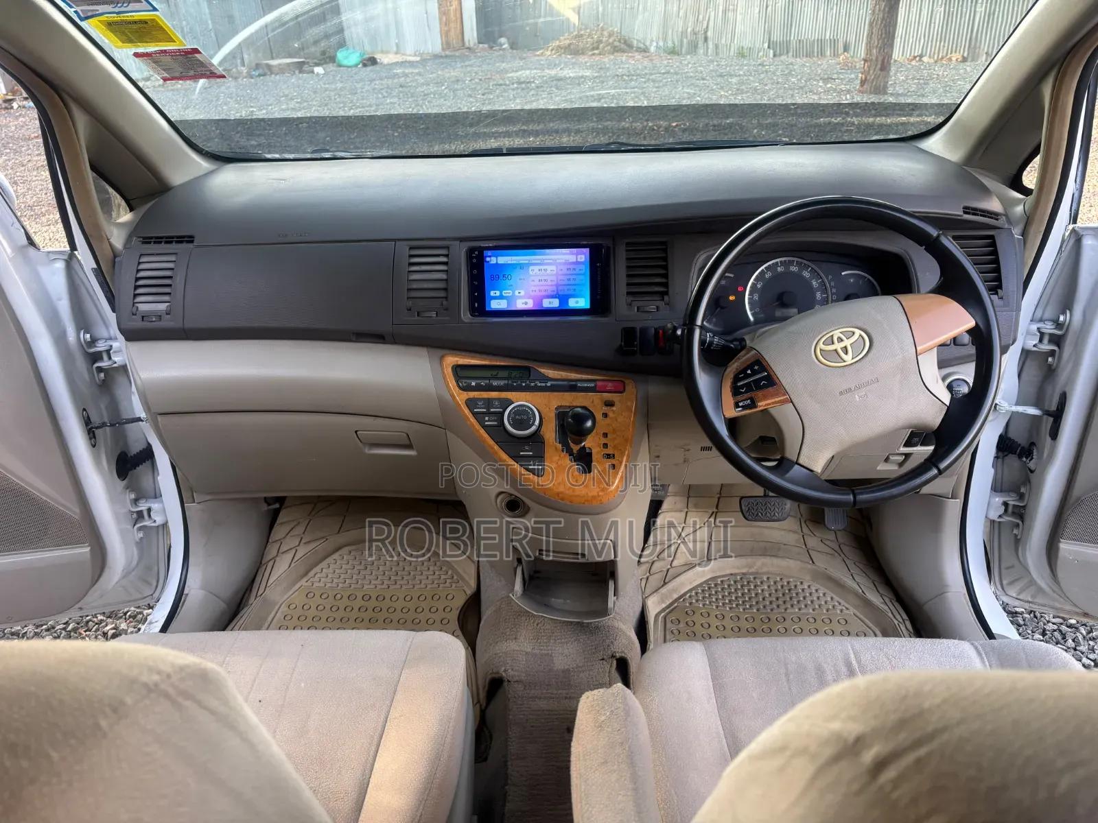 Toyota ISIS 2012 White