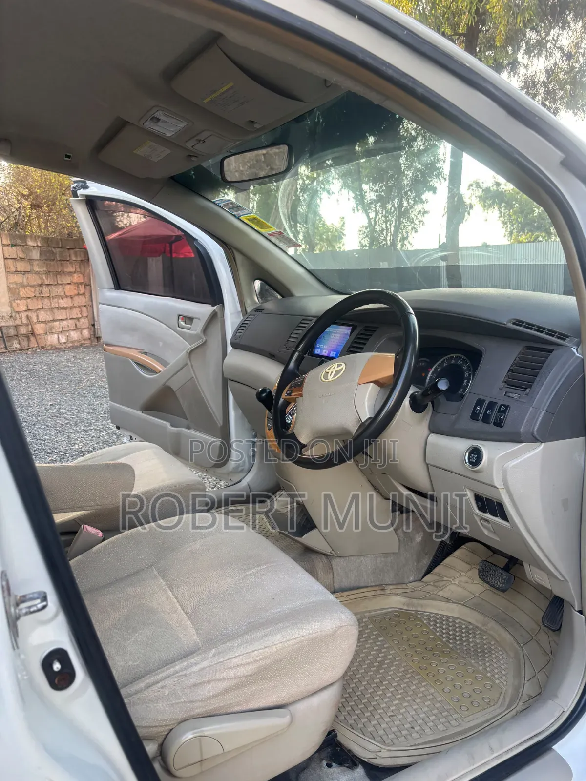 Toyota ISIS 2012 White
