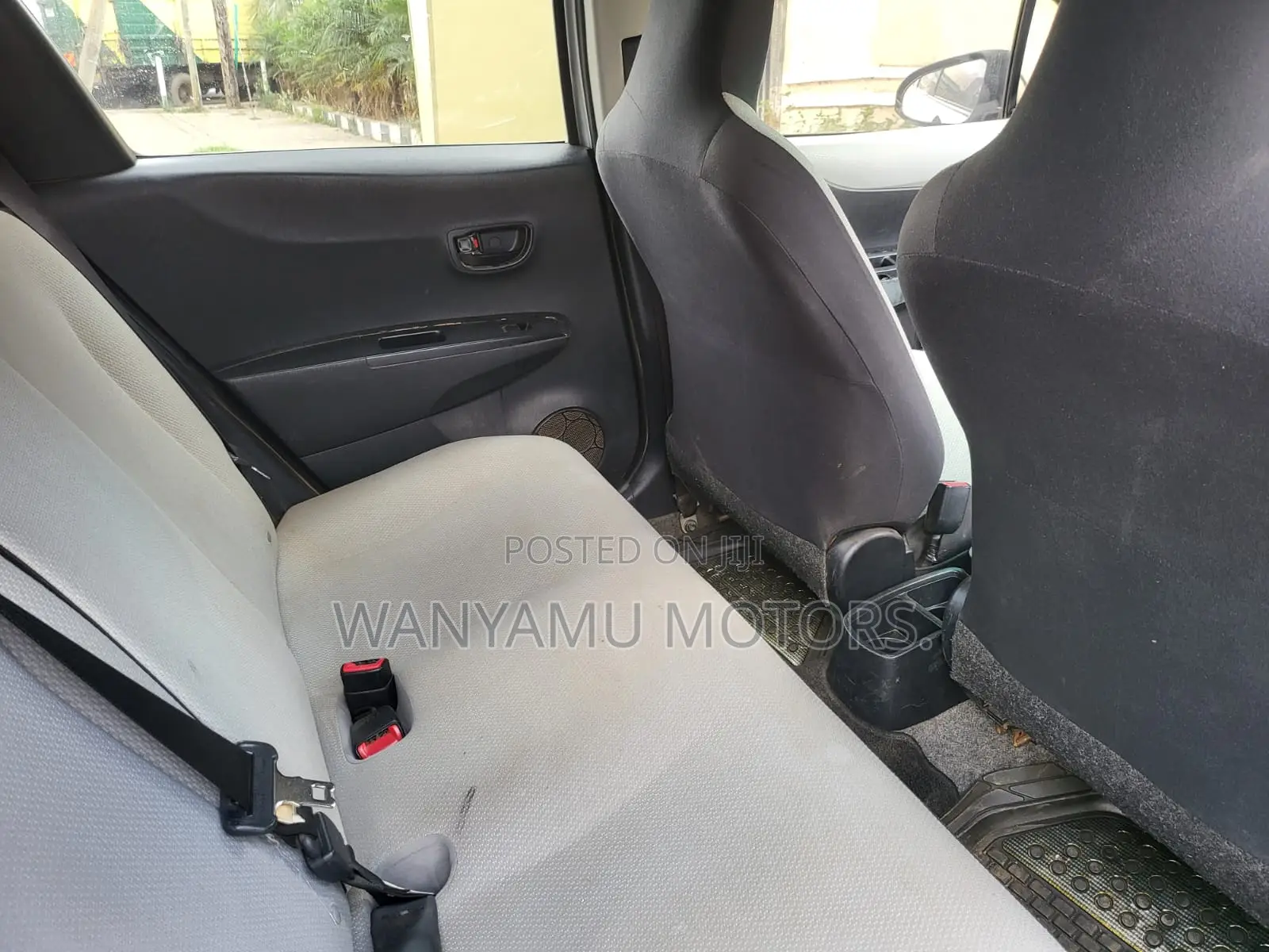 Toyota Vitz 2014 Silver