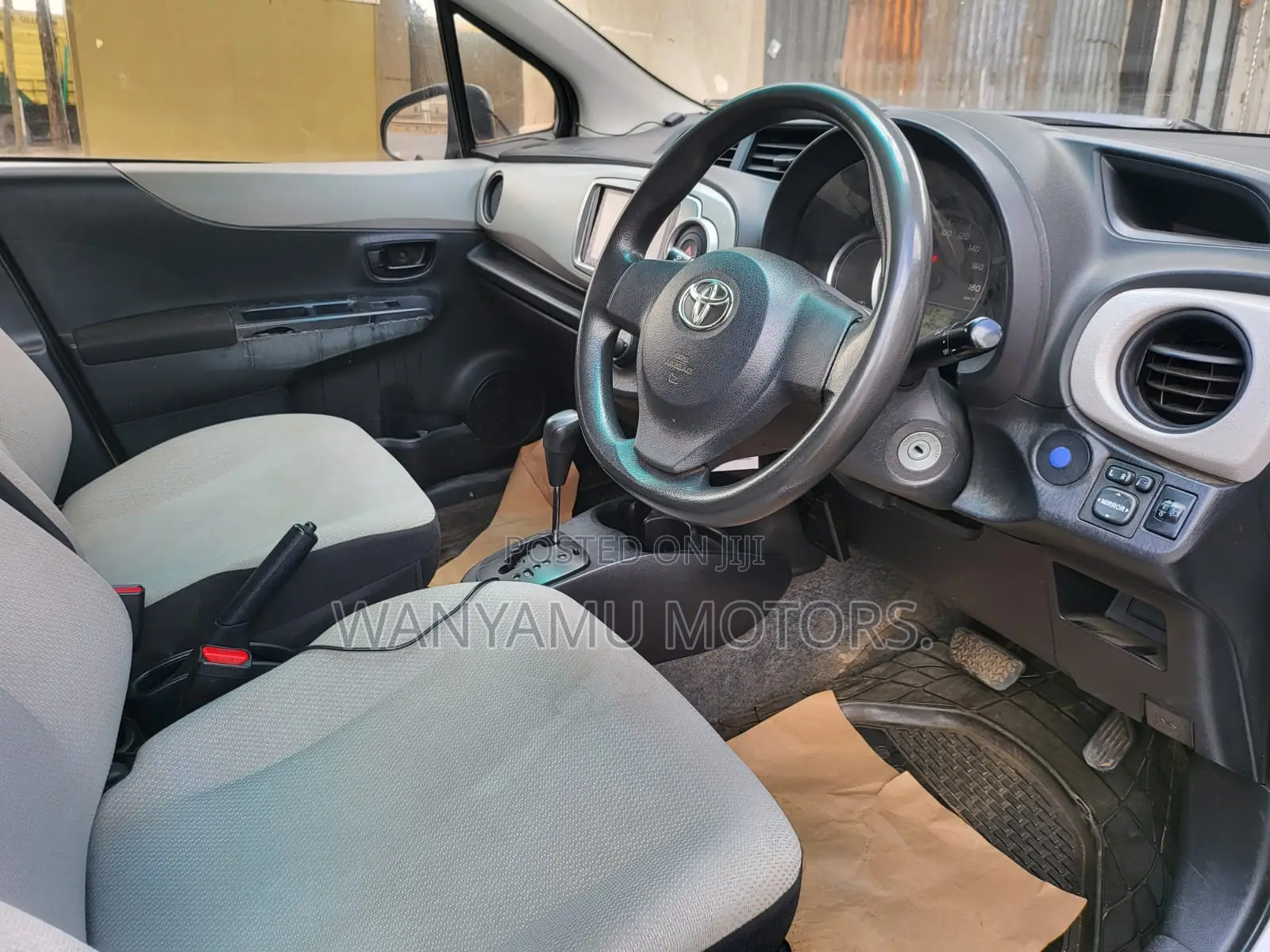 Toyota Vitz 2014 Silver