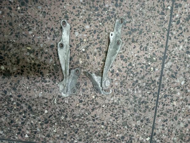 Toyota Ist 2005 Bonnet Hidges. - thumbnail 2