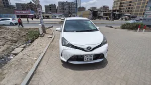 Toyota Vitz 2015 Silver